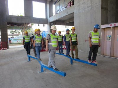 安全體驗館里面安全帶的安全體驗